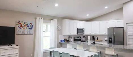 Frigorifero, microonde, forno, piano cottura