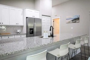 Fridge, microwave, oven, stovetop - Coconut Cottage-Quiet/Garage (St. Augustine)