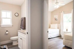 3 habitaciones, tabla de planchar con plancha, wifi y ropa de cama 