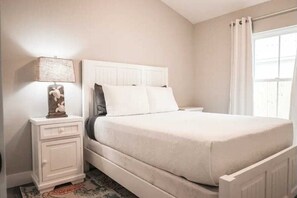 3 bedrooms, iron/ironing board, WiFi, bed sheets - Bahama Breeze-Quiet/Garage (St. Augustine)