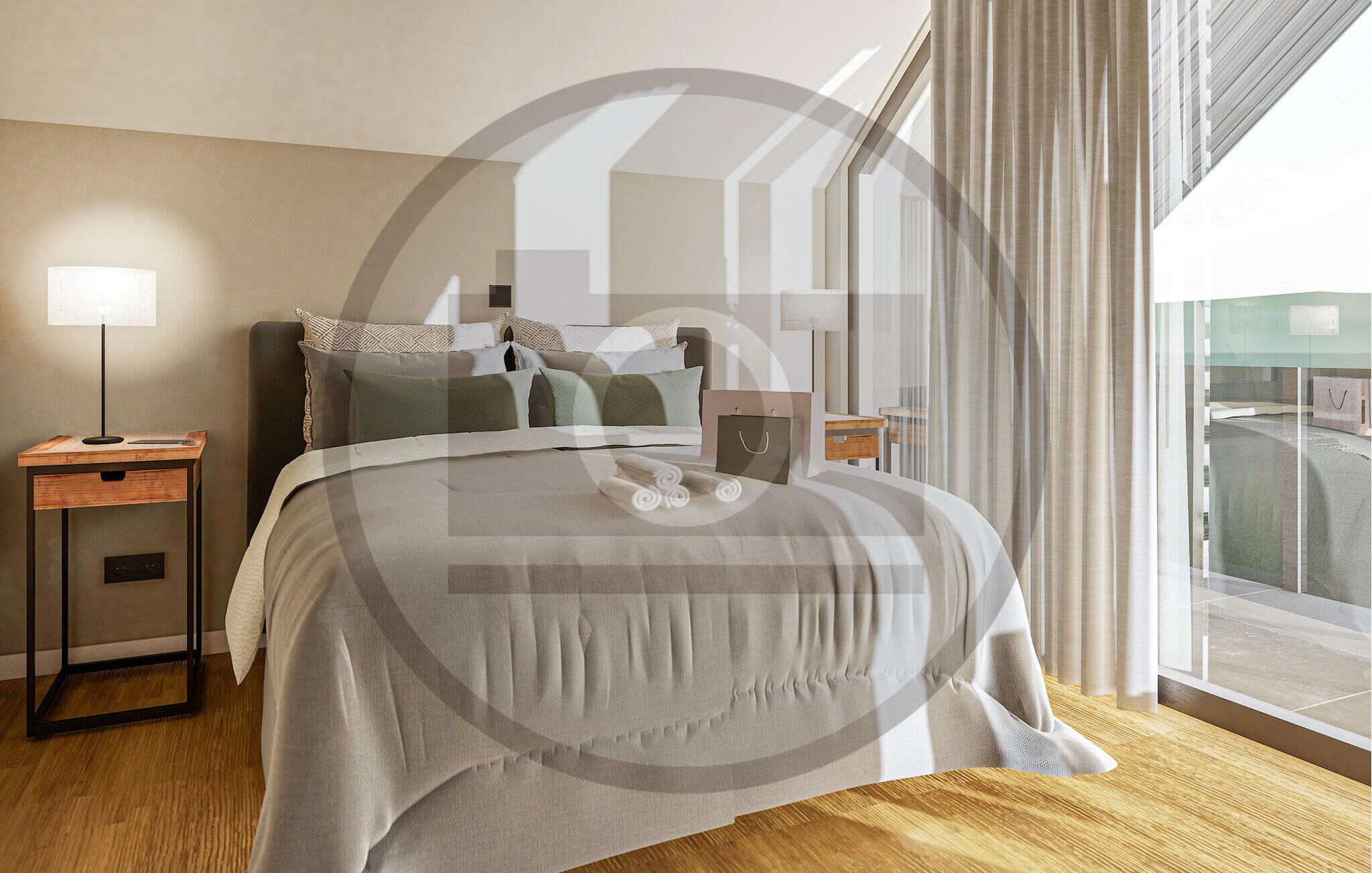 Une chambre moderne avec un grand lit, une table de chevet avec une lampe, une commode et une vue sur l’extérieur à travers des rideaux légers.