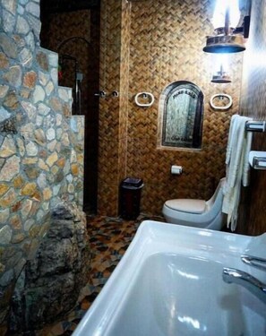 Dusche, Whirlpool, Haartrockner, Handtücher