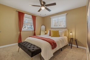 5 Schlafzimmer, Schreibtisch, Bügeleisen/Bügelbrett, kostenloses WLAN