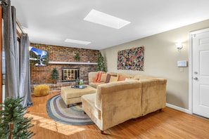 Smart TV, fireplace, printers - ᨒFIREHAUSᨒHotTubᨒCinemaᨒBBQᨒBadmintonᨒGames (Arvada)