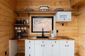 Réfrigérateur, four à micro-ondes, surface de cuisson, cafetière-théière