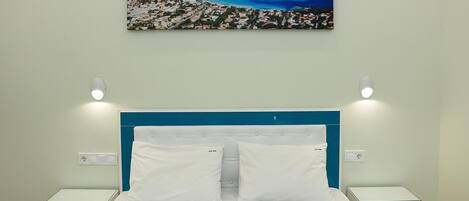 5 bedrooms, iron/ironing board, WiFi, bed sheets