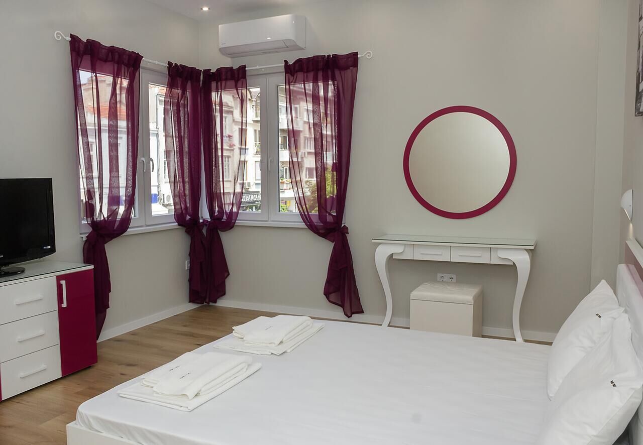 5 habitaciones, tabla de planchar con plancha, wifi y ropa de cama 