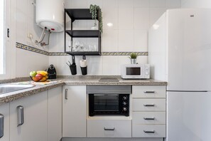 Køleskab, mikrobølgeovn, kaffe-/temaskine, elkedel