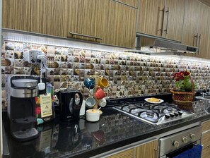 Frigorifero, microonde, forno, piano cottura