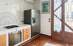 Kühlschrank, Mikrowelle, Herdplatte, Kochgeschirr/Geschirr/Besteck