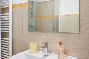 Shower, bidet, towels - SE033 - Senigallia, new three-room apartment close to the sea (Cesano)