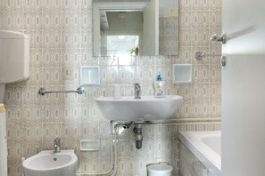 Doccia, bidet, asciugamani