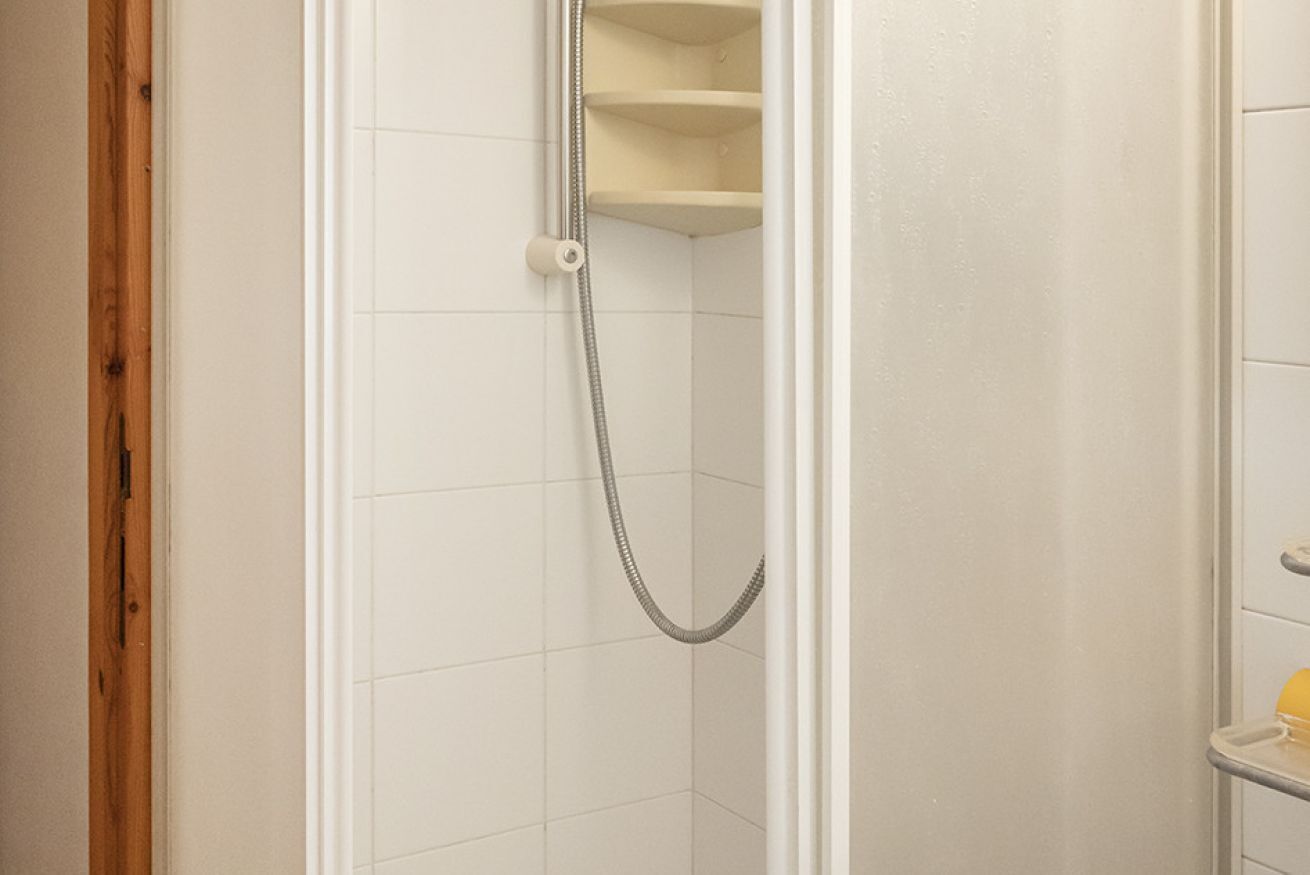 Shower, bidet, towels