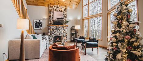 Smart TV, chimenea, videojuegos y futbolito