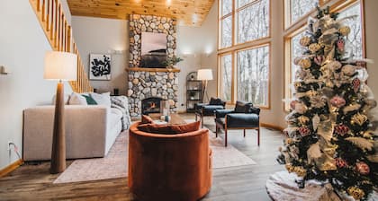 FallWater - 5BR Lakehouse, WtrFrnt, Ht Tub, F/pit. Close to Ski and Golf!