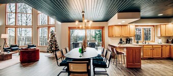 FallWater - 5BR Lakehouse, WtrFrnt, Ht Tub, F/pit. Close to Ski and Golf!