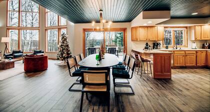 FallWater - 5BR Lakehouse, WtrFrnt, Ht Tub, F/pit. Close to Ski and Golf!