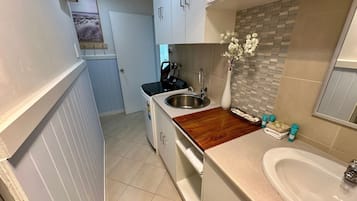 Een microgolfoven, een oven, een eettafel