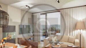 Habitación de hotel moderna con comedor, sofá, televisor y balcón con vistas.