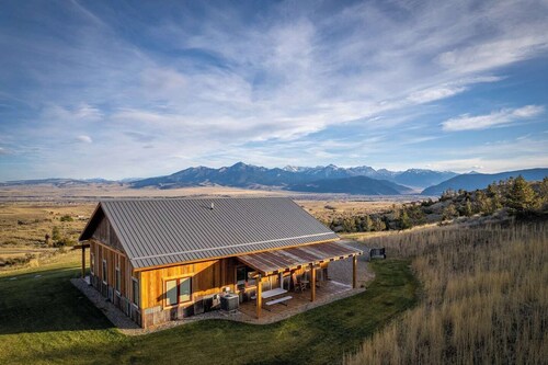 Soaring Eagle Guest Cabin: Epic Views in Big Sky Country