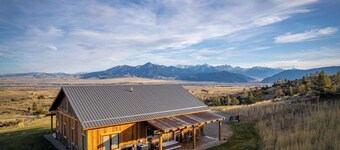 Soaring Eagle Guest Cabin: Epic Views in Big Sky Country