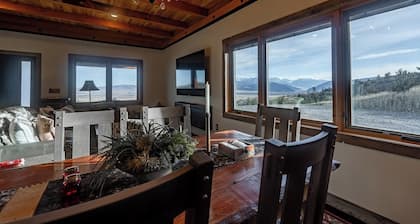 Soaring Eagle Guest Cabin: Epic Views in Big Sky Country