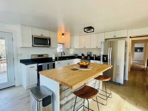 Réfrigérateur, four à micro-ondes, un four, surface de cuisson