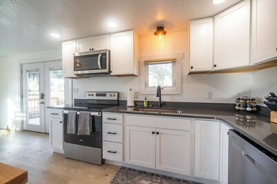 River Run Retreat: A Stylish Cottage on the Yellowstone