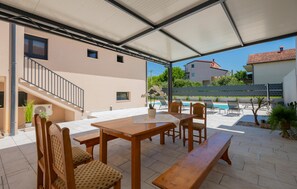 Outdoor dining - Stunning home in Kamenmost (Kamenmost)