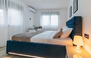 3 bedrooms, travel crib, free WiFi, bed sheets