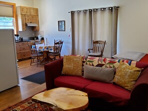 Smart-TV, DVD-Player, Bücher, Stereoanlage