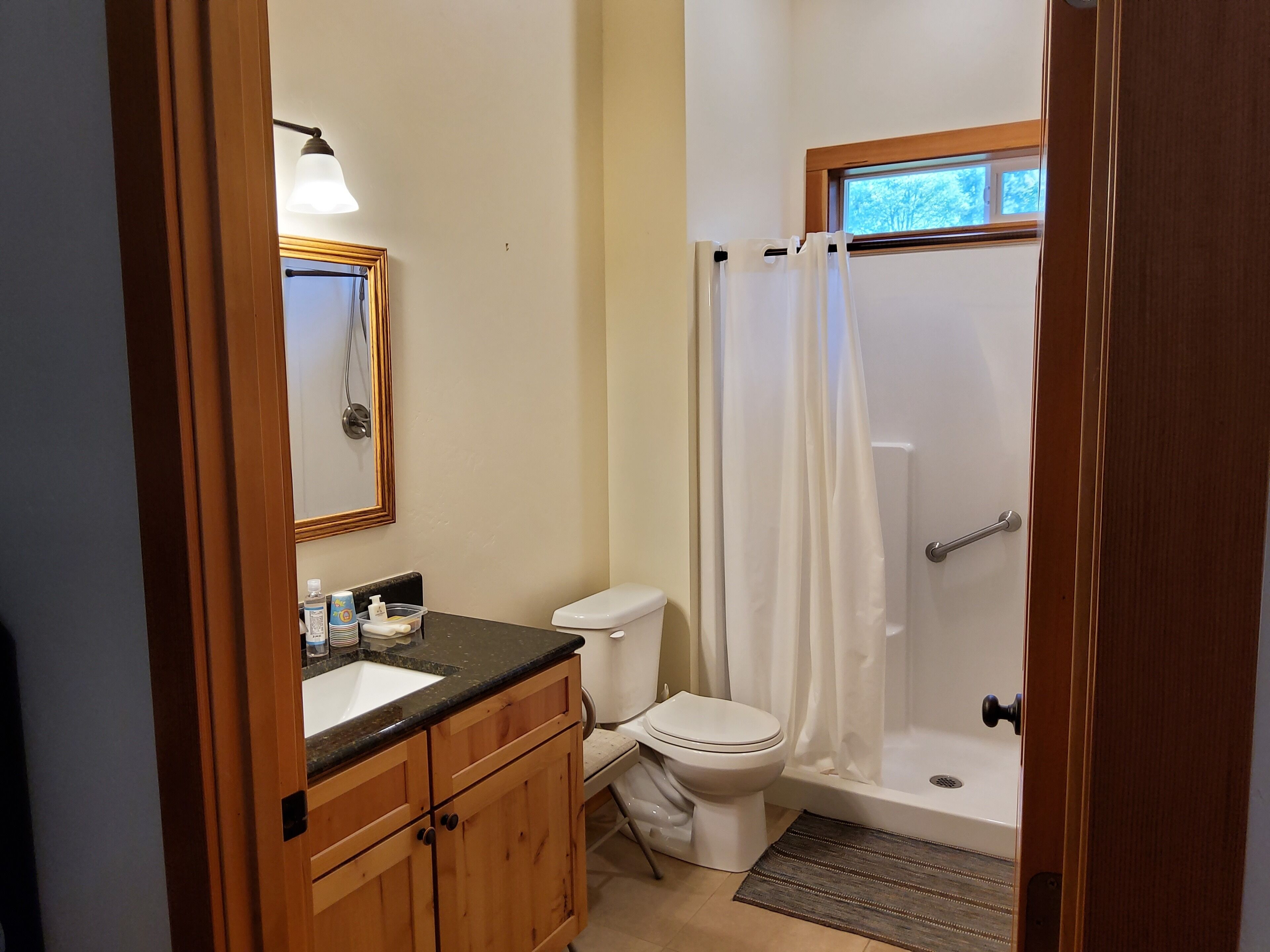 Articles de toilette écologiques, sèche-cheveux, serviettes fournies