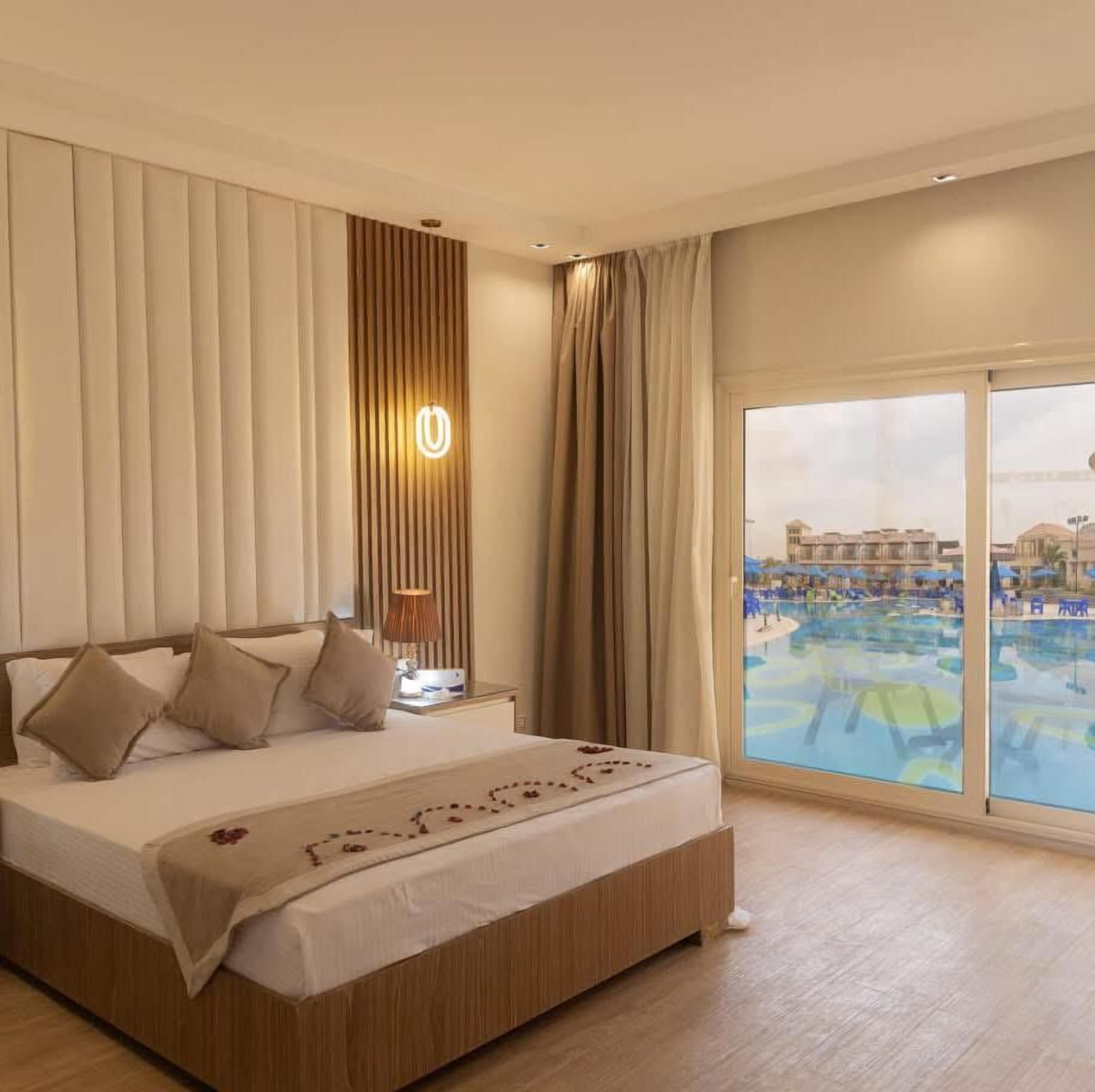 Deluxe Chalet, Pool View | Egyptian cotton sheets, premium bedding, down comforters