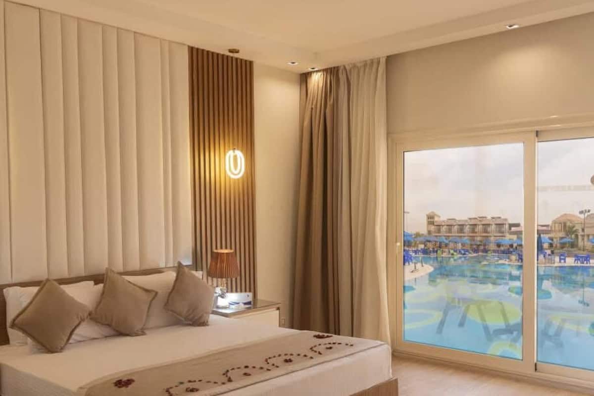 Deluxe Chalet, Pool View | Egyptian cotton sheets, premium bedding, down comforters