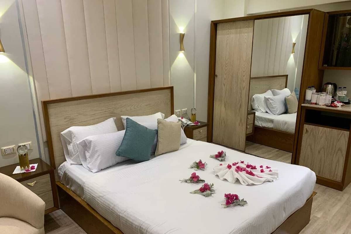 Habitación Deluxe, balcón, vistas al jardín | Sábanas de algodón egipcio y ropa de cama de alta calidad