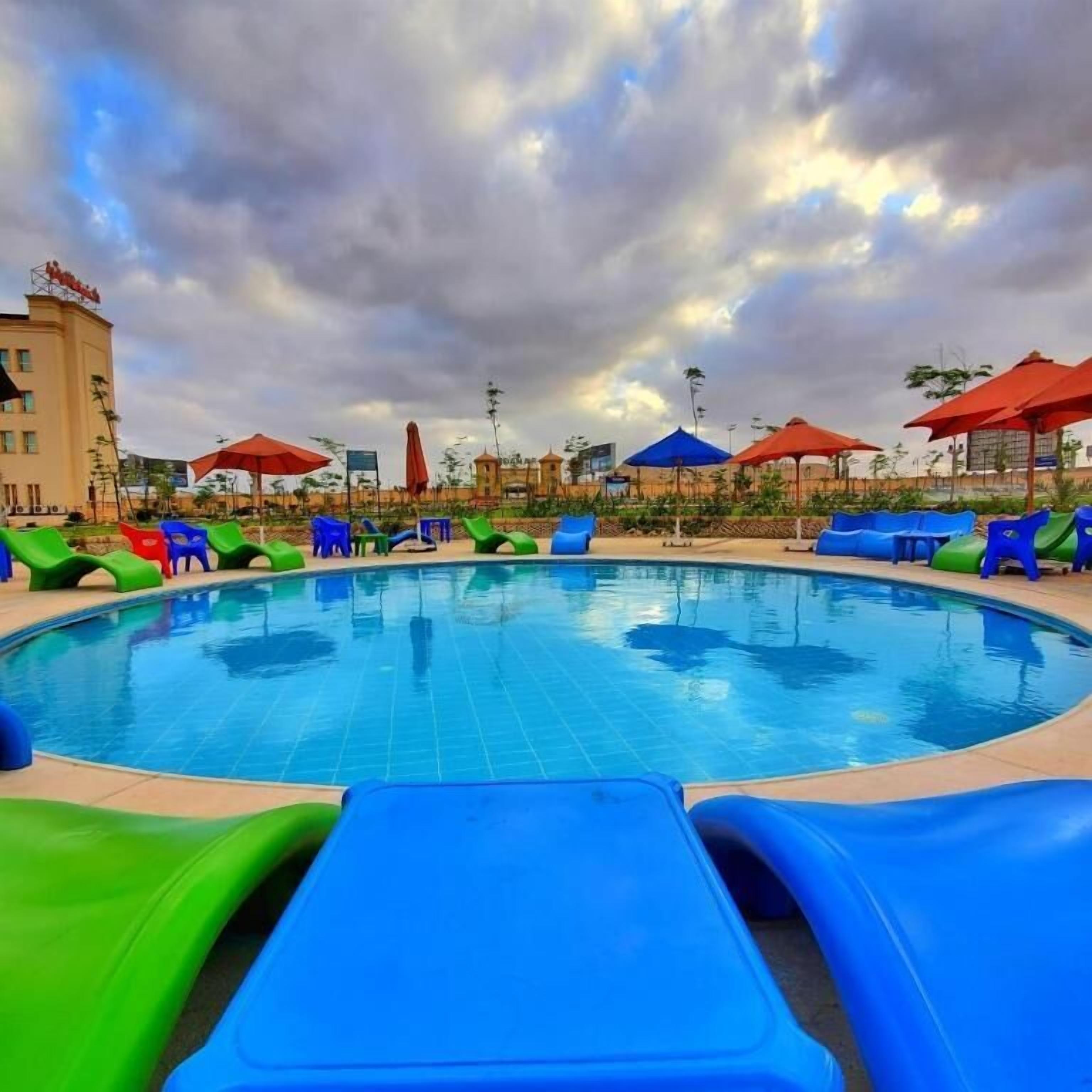 Seasonal outdoor pool, free cabanas, pool umbrellas