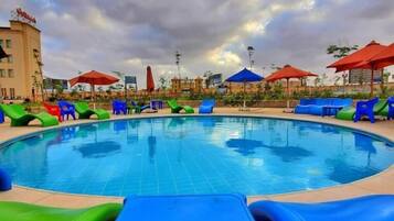 Seasonal outdoor pool, free cabanas, pool umbrellas