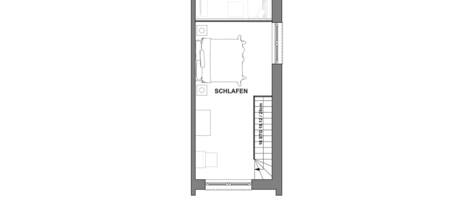 Plano de planta que muestra un dormitorio, un baño y una escalera que conduce a un piso superior.