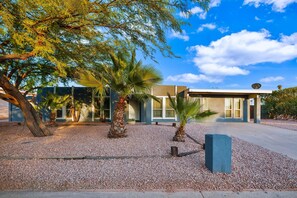 Exterior - Sunshine Escape: Spacious 4BR Home with Heated Pool in Prime Scottsdale Location (Scottsdale)