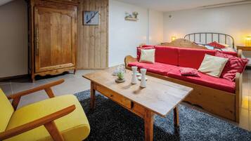 Fernseher, Kamin, Videospiele, Tischfußball