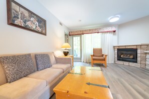 Apartment | Living area | Flat-screen TV - Horseshoe Valley Suites - The Evergreen (Oro-Medonte)