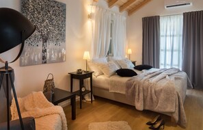 4 bedrooms, in-room safe, iron/ironing board, travel cot