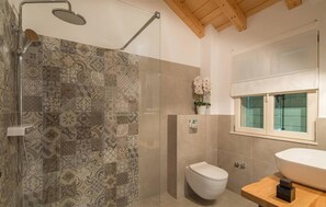 Douche, sèche-cheveux