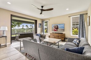 Smart TV, ping pong, books - 4 bedroom/ 3 bath luxury home with A/C, steps to community pool, oceanview (Kailua-Kona)