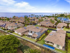 Exterior - 4 bedroom/ 3 bath luxury home with A/C, steps to community pool, oceanview (Kailua-Kona)