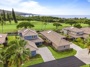 Exterior - 4 bedroom/ 3 bath luxury home with A/C, steps to community pool, oceanview (Kailua-Kona)