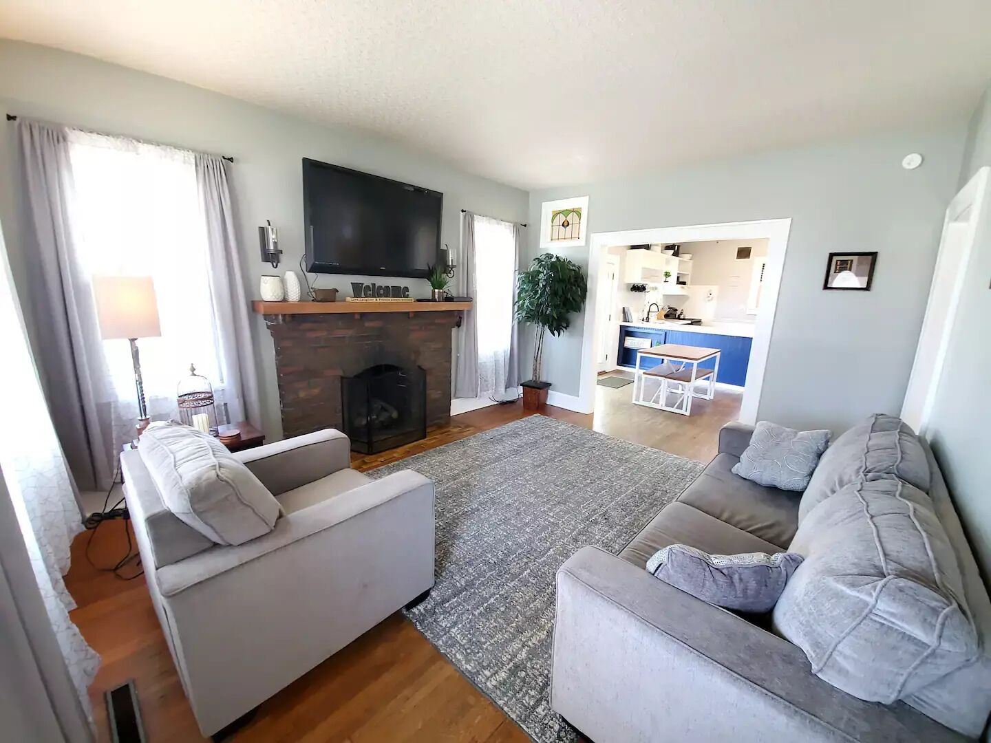 Een smart-tv, een open haard en boeken