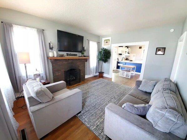 Smart-TV, Kamin, Bücher