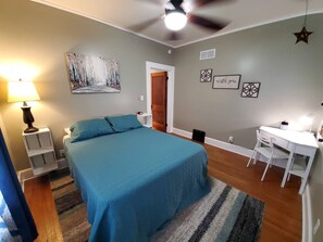 2 Schlafzimmer, Schreibtisch, Bügeleisen/Bügelbrett, Reisekinderbett