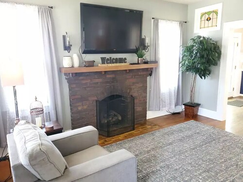 Downtown Retreat with large privacy fenced yard. Pet Friendly!